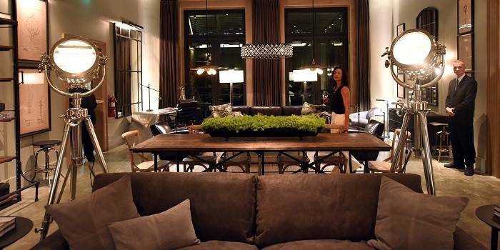 Lâmpadas de assoalho estilizadas como projetores de filme da Restoration Hardware