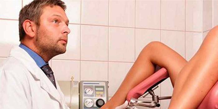 Una mujer examinada por un ginecólogo.