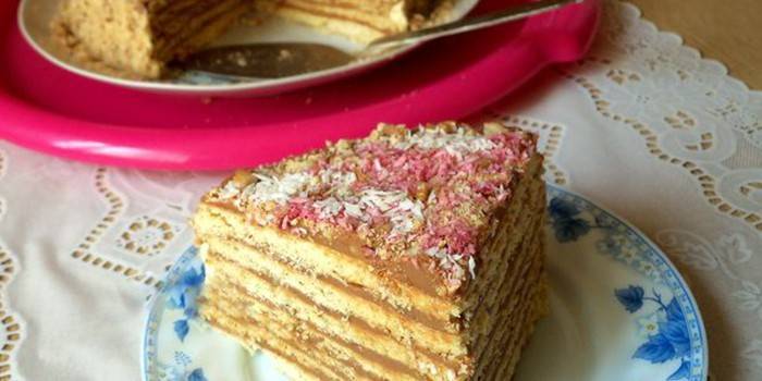 Una rebanada de pastel con tortas de harina de maíz