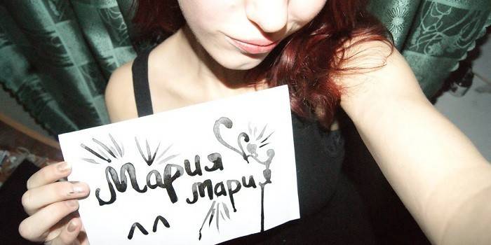 Dziewczyna z sygnałem na papierze