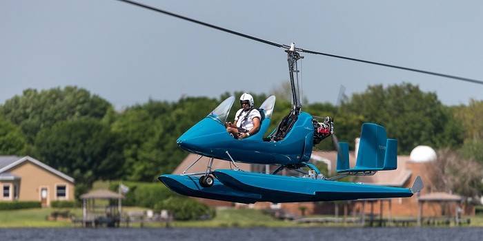 Um homem pilota um hidroavião