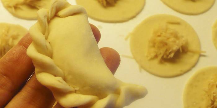 Bolinho de massa cego com batatas cruas raladas
