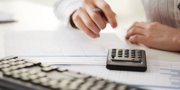 Calculadora, teclado y documentos.