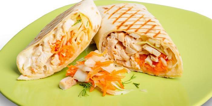 Shawarma z kurczakiem i koreańską marchewką