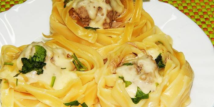 Fettuccine z mięsem i serem