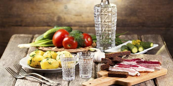 Óculos com vodka e aperitivo