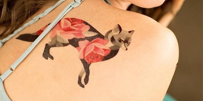 Transferir tatuagem no ombro de uma menina