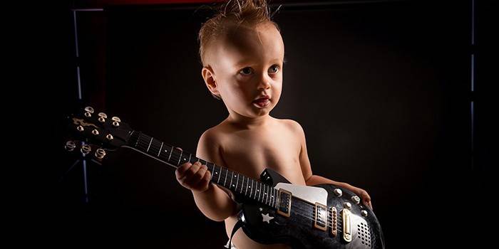 Elektro gitar ile çocuk