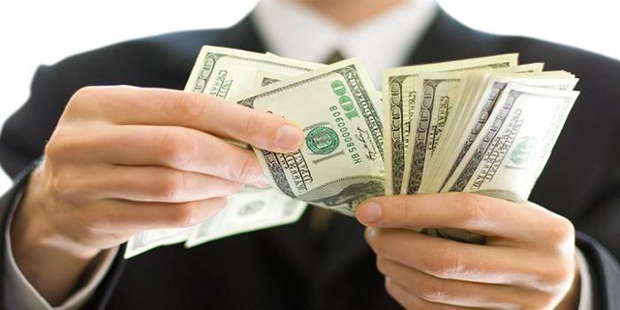 Notas de dólar nas mãos
