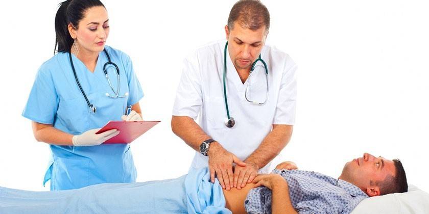 Los doctores examinan al paciente
