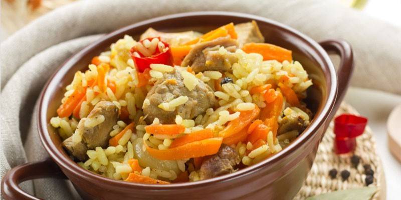 Pilaf pronto em um caldeirão
