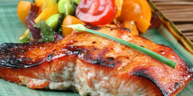 Peixe frito com legumes