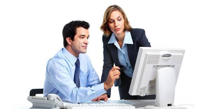 Mężczyzna i kobieta patrzą na monitor