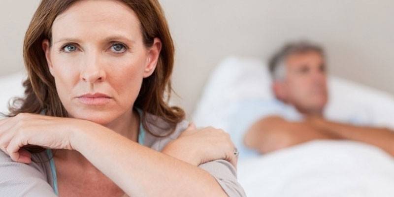 Hombre y mujer en el dormitorio