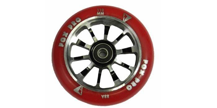 Na scooter de acrobacias Fox Pro Spoker 100
