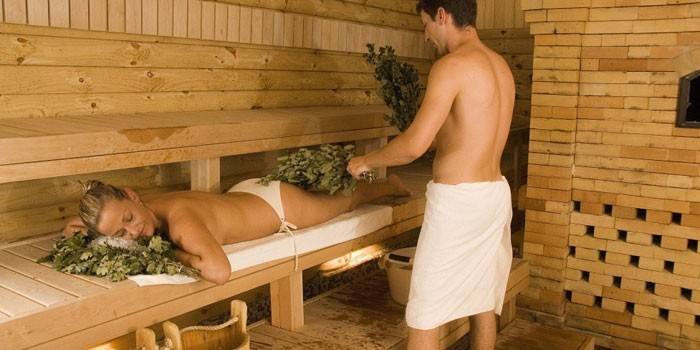Niña y hombre en el baño
