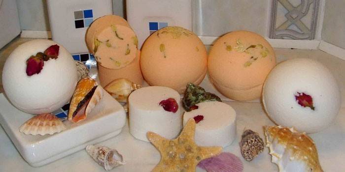 Bombas para o banheiro com óleos aromáticos e manteiga