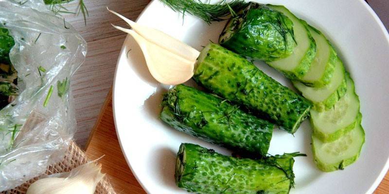 Pepinos salados en un paquete