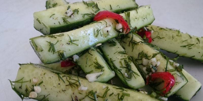 Pepinos salados con eneldo