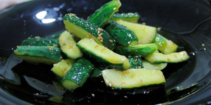 Pepinos salados con semillas de sésamo