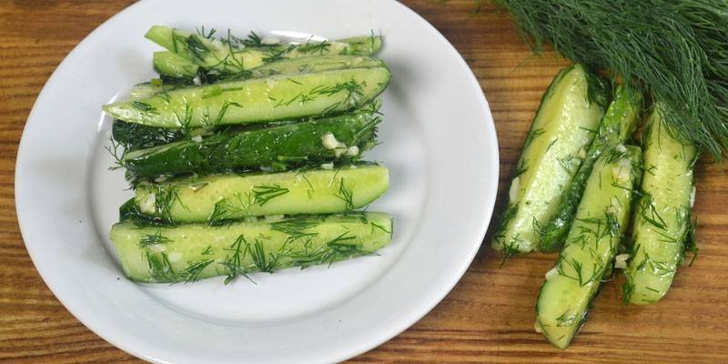 Pepinos salados con mantequilla