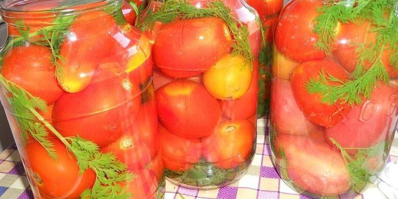 Tomates con cáscara de zanahoria y ácido cítrico.