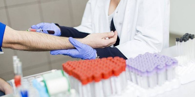 Preparando-se para um exame de sangue para hepatite