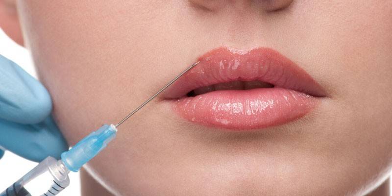 Jeringa cerca de los labios