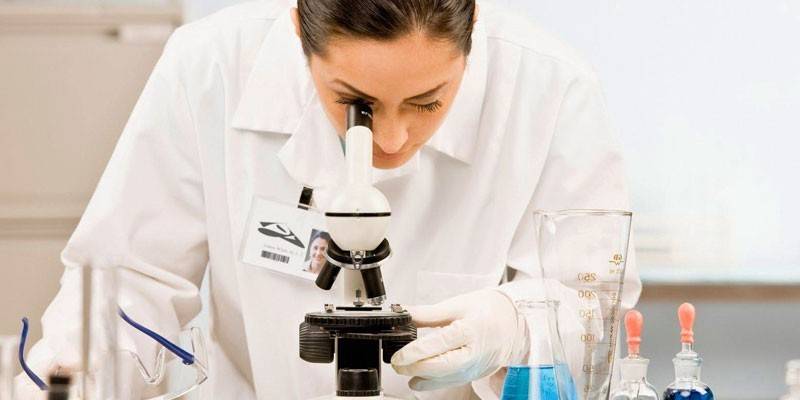 Ο γιατρός ψάχνει σε ένα μικροσκόπιο