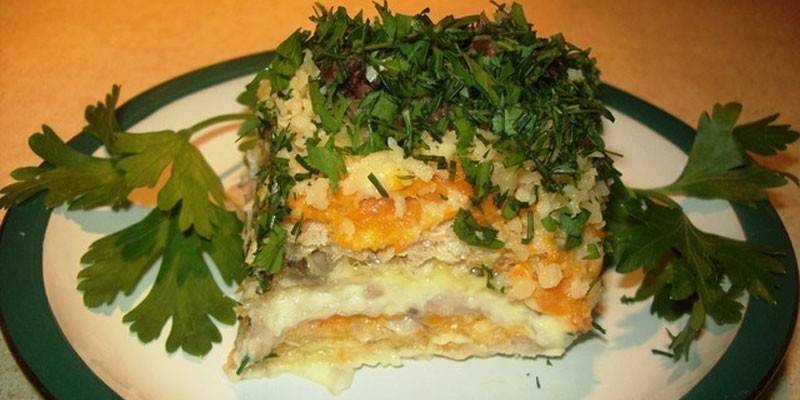 Pastel de gofres con arenque y champiñones