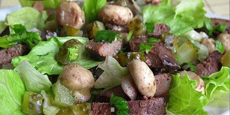 Aperitivo de hígado de pollo con champiñones