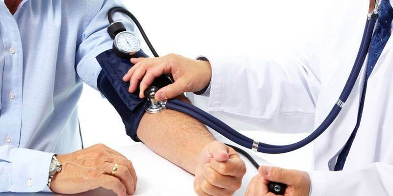 Um homem é medido a pressão sanguínea