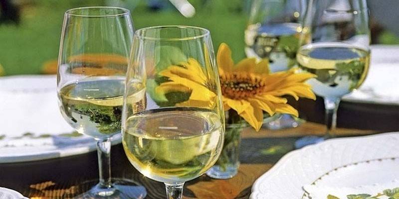 Vinho branco em copos