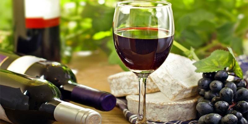 Vinho tinto e uvas