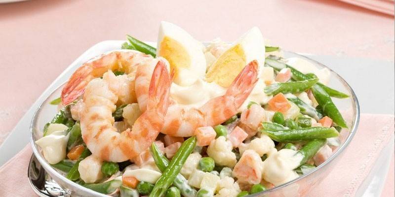 Aperitivo de camarones y alcaparras