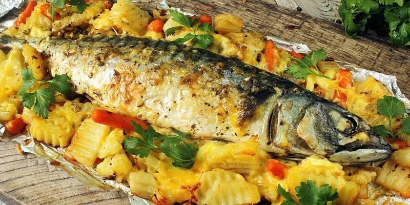 Caballa con papas al horno