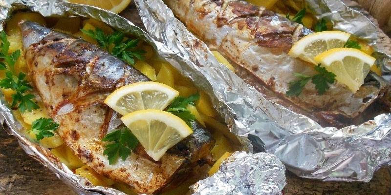 Caballa con papas en papel de aluminio
