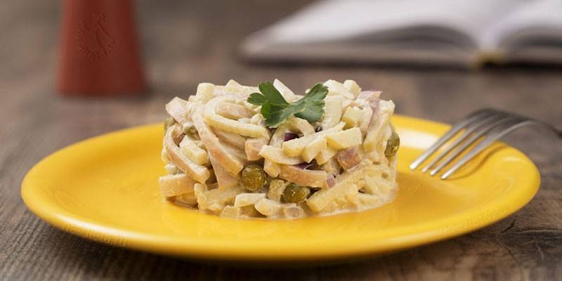 Salada com maionese, lulas e ervilhas
