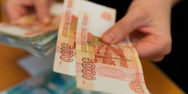 Banknoty w rękach