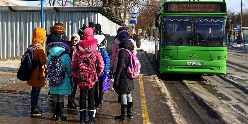 Dzieci na przystanku autobusowym