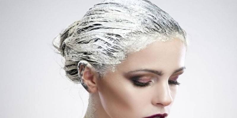 Máscara no cabelo de uma garota