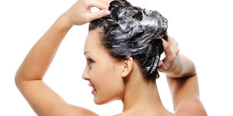 Chica lava el cabello