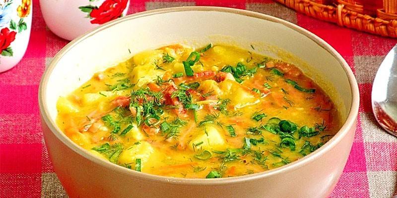 Zupa grochowa w talerzu