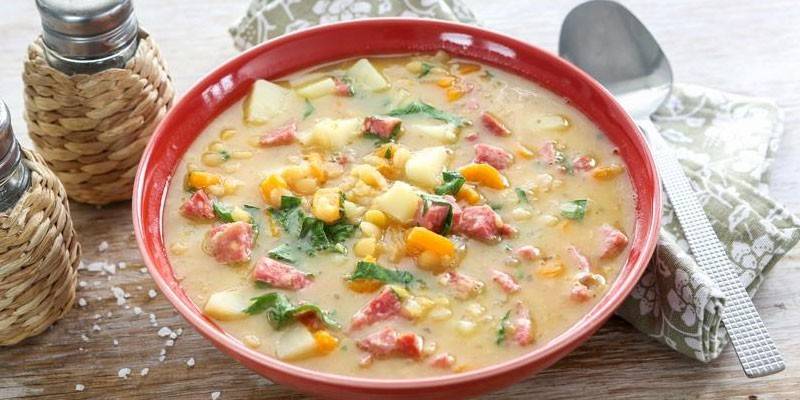 Zupa grochowa z wędzoną kiełbasą