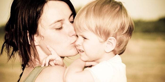 Mãe beija bebê