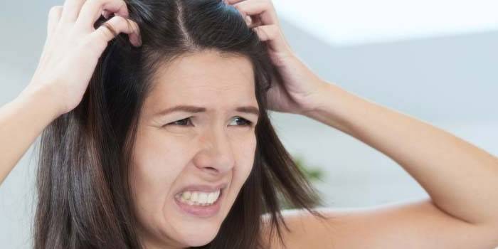 A menina tem uma coceira na cabeça