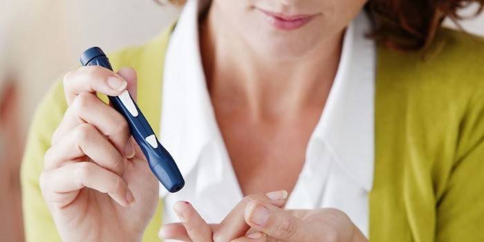 Mulher, com, um, glucometer