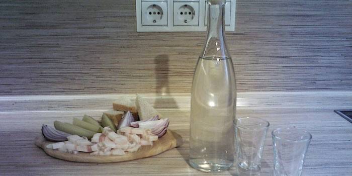Moonshine em uma garrafa, duas pilhas e um lanche