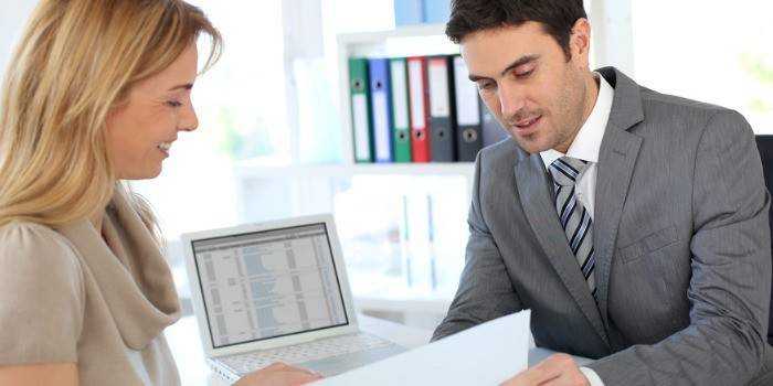 Mulher em consulta com um advogado