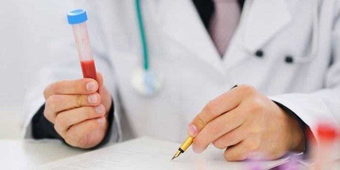 Medic com um tubo de ensaio na mão